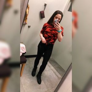 FLIRTITUDE CAMO TEE WITH TIE AT THE BOTTOM